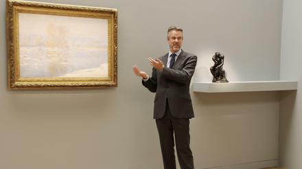 Sotheby's-Experte Simon Shaw bei Sotheby's in New York (USA) vor einem Werk von Claude Monet (Les Glacons, Bennecourt).