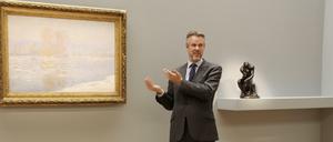 Sotheby's-Experte Simon Shaw bei Sotheby's in New York (USA) vor einem Werk von Claude Monet (Les Glacons, Bennecourt).