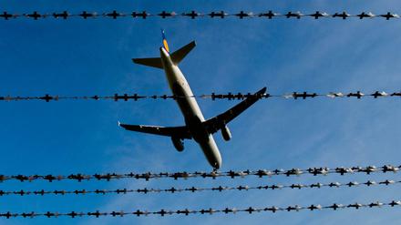 Ungewisser Flug: Eine Passagiermaschine hinter Stacheldraht. (Symbolbild)