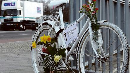 Immer mehr Geisterfahrräder erinnern in Berlin an getötete Radfahrerinnen und Radfahrer.