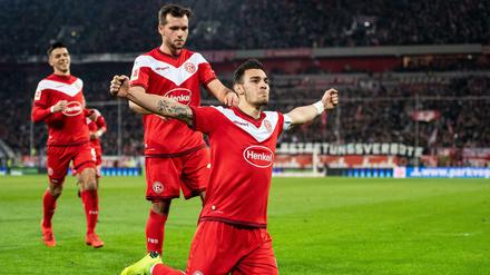 Abwehrspieler Ayhan weiß auch, wo das Tor steht.