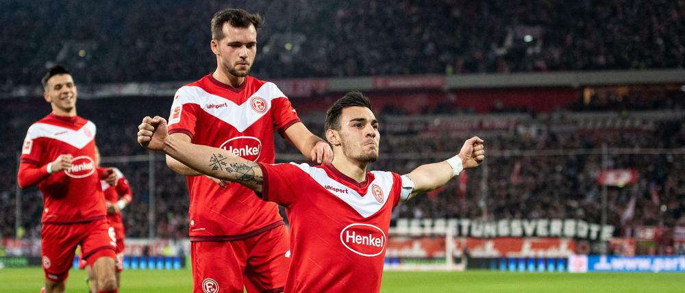 Abwehrspieler Ayhan weiß auch, wo das Tor steht.