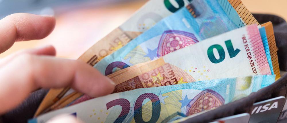 Die Einnahmen des Staates übersteigen die Ausgaben deutlich. 