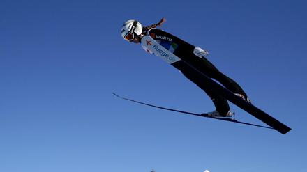 Eine der fünf besten im Weltcup: Juliane Seyfarth fliegt über Seefeld.