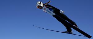 Eine der fünf besten im Weltcup: Juliane Seyfarth fliegt über Seefeld.