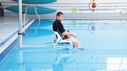 Der Moment vor dem „Wow“. Verkabelt schwebt Hanno Voigt auf dem Plastikstuhl über das Wasser, bereit, mit seinen eigenen Beinen zu schwimmen.