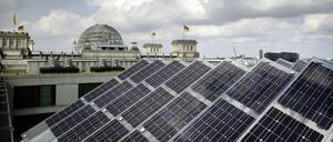 Photovoltaikanlage auf dem Dach des Jakob-Kaiser-Hauses in Mitte. Berlins Schuldächer sehen bisher noch leer aus. 