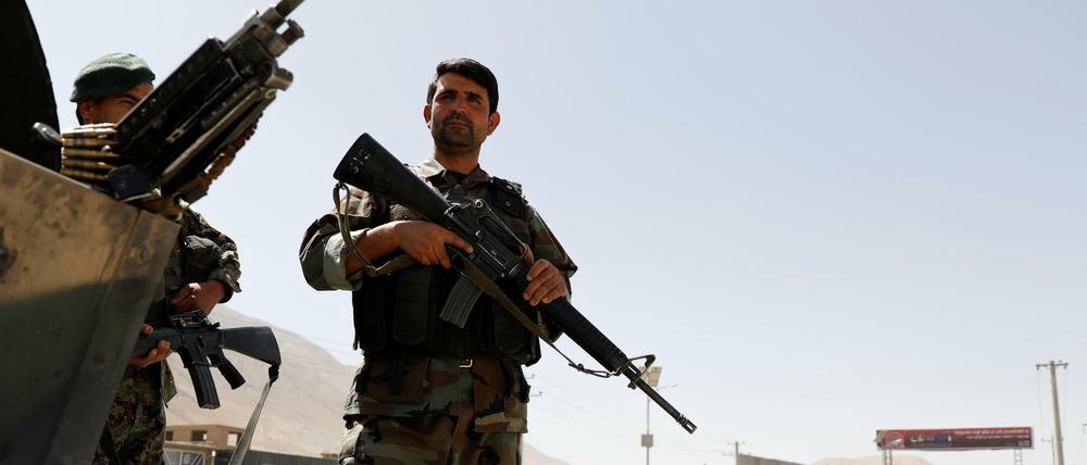 Soldaten der afghanischen Armee an einer Autobahn bei Kabul