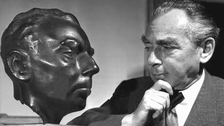 Der Autor und sein Ebenbild. Erich Kästner betrachtet sein in Bronze gegossenes Antlitz. Die Aufnahme entstand 1959.