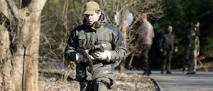 Tierpfleger Fabian Behnke bringt Äffchen Philippa zurück ins Affenhaus.