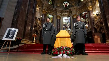 Militärische Ehren. Die Trauerfeier für Jörg Schönbohm im Dom. 