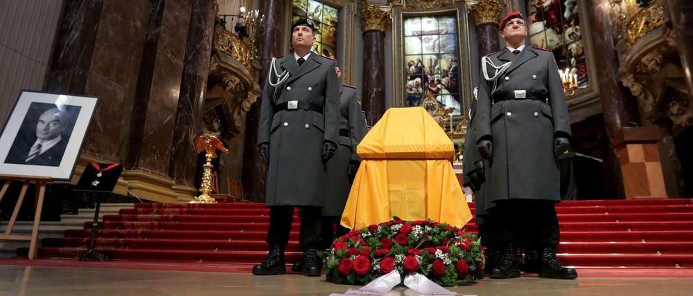 Militärische Ehren. Die Trauerfeier für Jörg Schönbohm im Dom. 