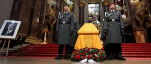 Militärische Ehren. Die Trauerfeier für Jörg Schönbohm im Dom. 