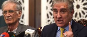 Pistan ist empört: Außenminister Shah Mehmood Qureshi (r.) kündigte eine rasche Antwort auf Indiens Luftangriff an.