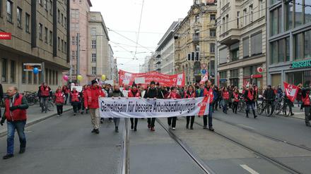 Auf zum Streik: Die Berliner GEW-Vorstandsvorsitzenden Doreen Siebernik (3. v.r.) und Tom Erdmann (r.) führen am Dienstag den Streik an. 