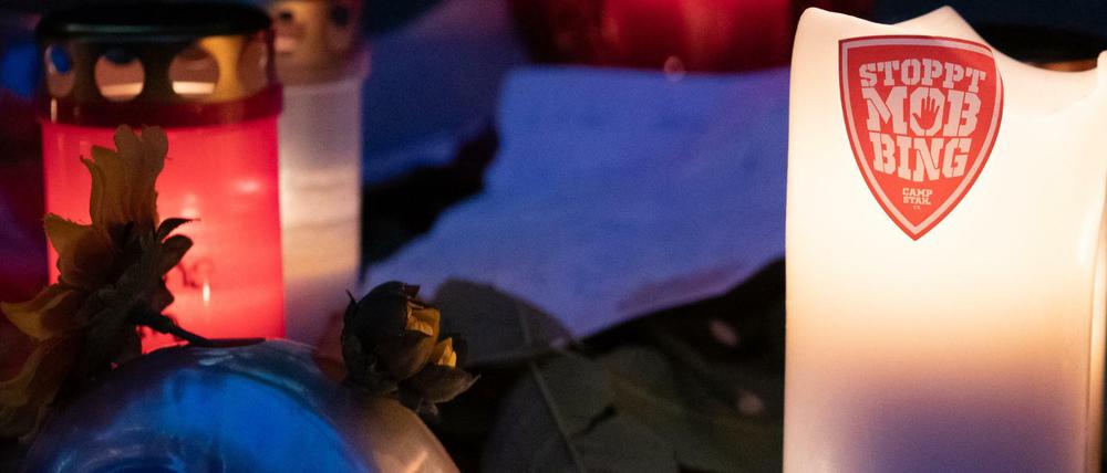 Stoppt Mobbing: An der Hausotter-Grundschule in Reinickendorf wurde einer 11-Jährigen gedacht, die Suizid beging.