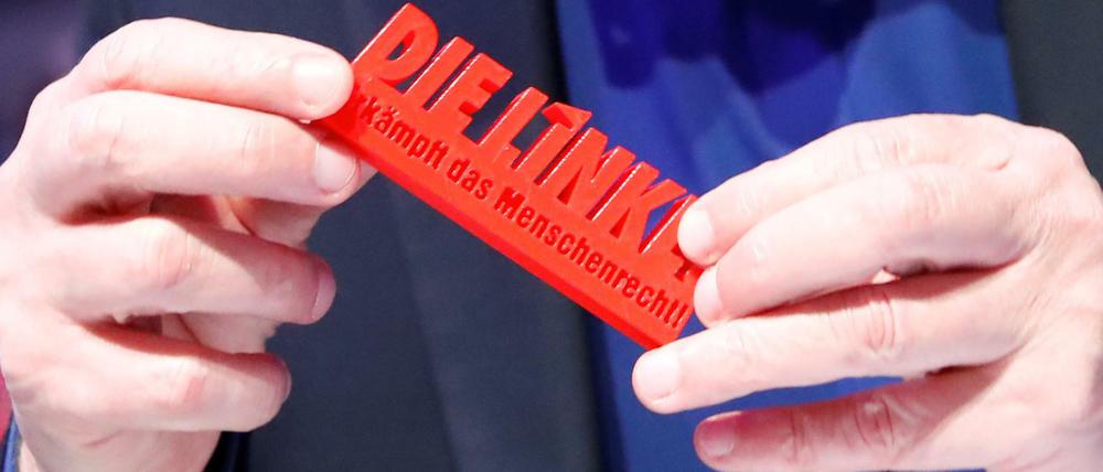 Dietmar Bartsch präsentiert den Slogan der Linken zum Parteitag