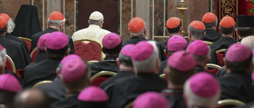 Papst Franziskus mit Bischöfen aus aller Welt