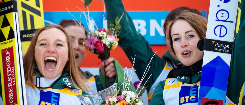 Können trotz der geringen Prämien jubeln: Katharina Althaus, Anna Rupprecht, Carina Vogt and Juliane Seyfarth feiern einen Weltcup-Sieg in Slowenien im Februar 2019.