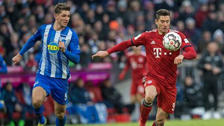 Niklas Stark (l.) im Laufduell mit Bayerns Robert Lewandowski.
