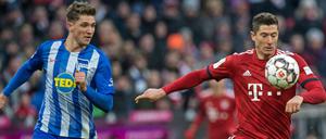  Niklas Stark (l.) im Laufduell mit Bayerns Robert Lewandowski. 