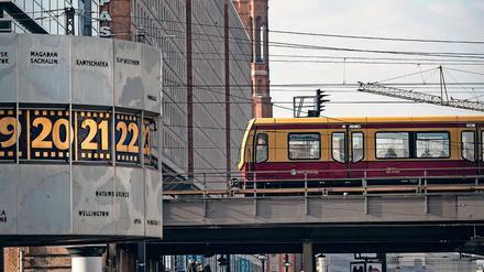 Rollt doch. Eine S-Bahn am Alexanderplatz. Berlins Nahverkehr steht vor enorm großen Herausforderungen, nicht zuletzt, weil die Bevölkerung wächst. Foto: imago/Jürgen Ritter