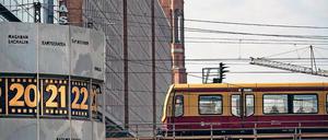 Rollt doch. Eine S-Bahn am Alexanderplatz. Berlins Nahverkehr steht vor enorm großen Herausforderungen, nicht zuletzt, weil die Bevölkerung wächst. Foto: imago/Jürgen Ritter
