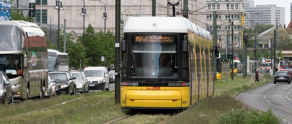 Das Angebot an Bussen und Bahnen in Berlin soll in den kommenden Jahren massiv ausgebaut werden.