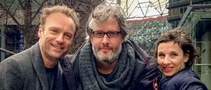 Drei für "Meta". Mark Waschke (links), Regisseur Sebastian Marka und Meret Becker während der Dreharbeiten am Potsdamer Platz für den RBB-"Tatort", der einen Grimme-Preis 2019 gewonnen hat.