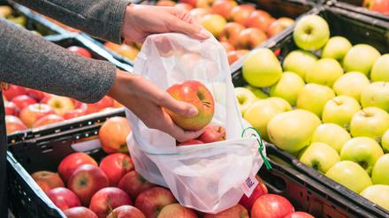 Mehrwegnetze statt Plastikbeutel in der Obst- und Gemüse-Abteilung.