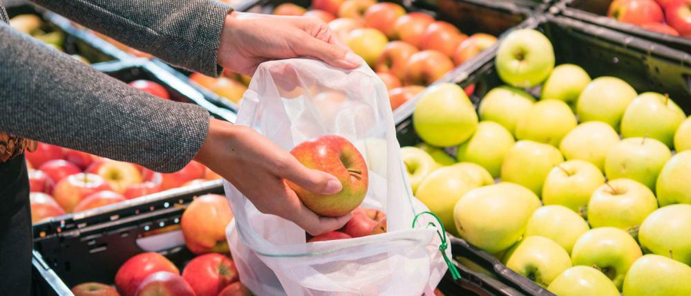 Mehrwegnetze statt Plastikbeutel in der Obst- und Gemüse-Abteilung.