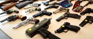 In Kreuzberg hob die Polizei 2010 ein Waffenlager aus - es war unklar, woher die Waffen stammten und wofür sie bestimmt waren.