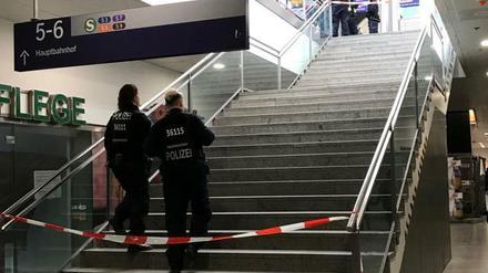 Der S-Bahn-Steig am Bahnhof Friedrichstraße wurde abgesperrt.