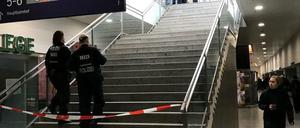 Der S-Bahn-Steig am Bahnhof Friedrichstraße wurde abgesperrt.