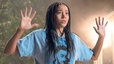 Keine Gewalt. Sie soll stolz auf ihre Hautfarbe sein, lernt die 16-jährige Starr (Amandla Stenberg) von ihren Eltern.