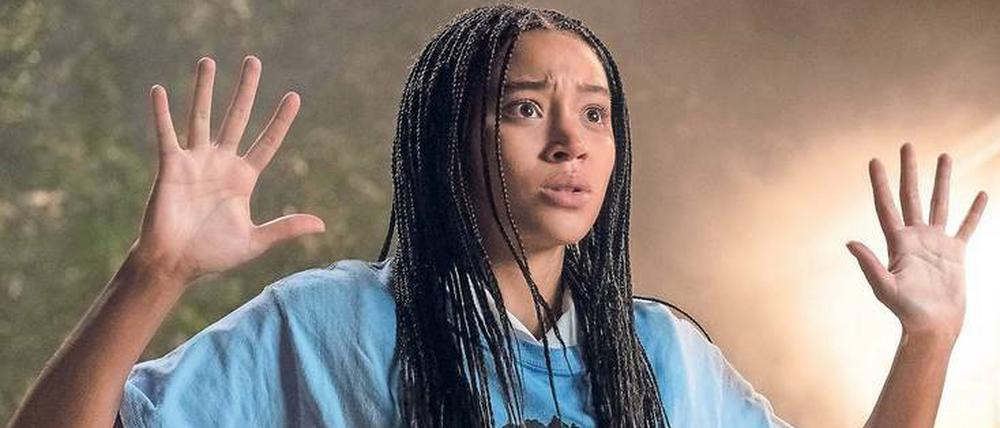Keine Gewalt. Sie soll stolz auf ihre Hautfarbe sein, lernt die 16-jährige Starr (Amandla Stenberg) von ihren Eltern.