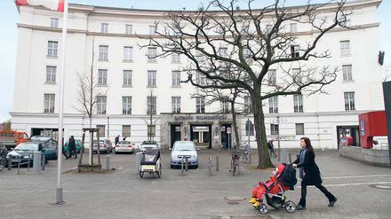 Blick aufs frühere Rathaus Wilmersdorf am Fehrbelliner Platz.