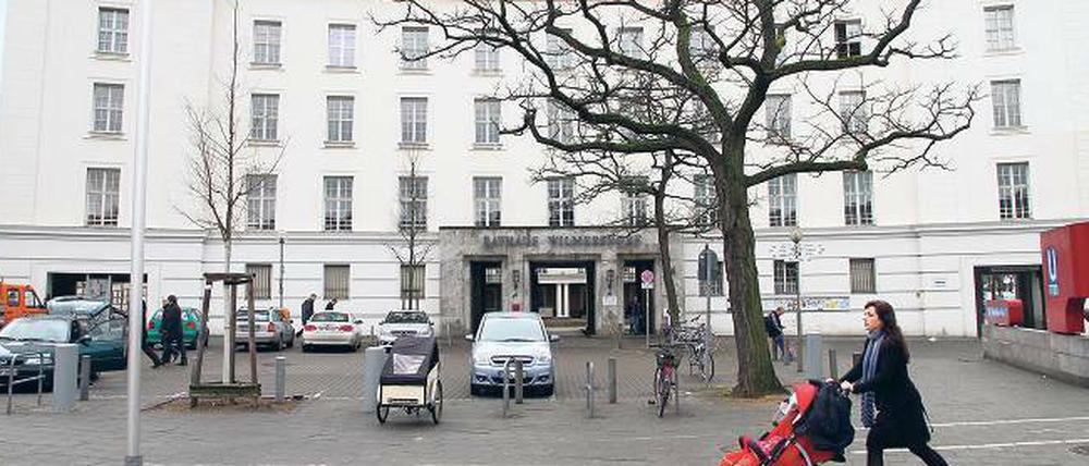 Blick aufs frühere Rathaus Wilmersdorf am Fehrbelliner Platz.