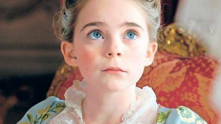 Mit Steckenpferd. Die vierjährige Maria Anna (Juliane Lepoureau) wird mit dem französischen Thronfolger verheiratet.