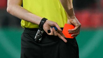 Rote Karten kann es demnächst auch für Trainer und Offizielle geben.