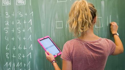 Lehrerin mit Tablet-Computer (Symbolbild)