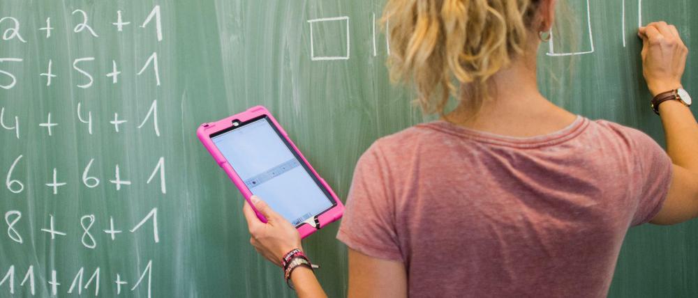 Lehrerin mit Tablet-Computer (Symbolbild)