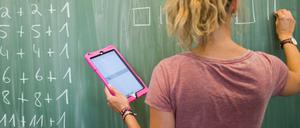 Lehrerin mit Tablet-Computer (Symbolbild)
