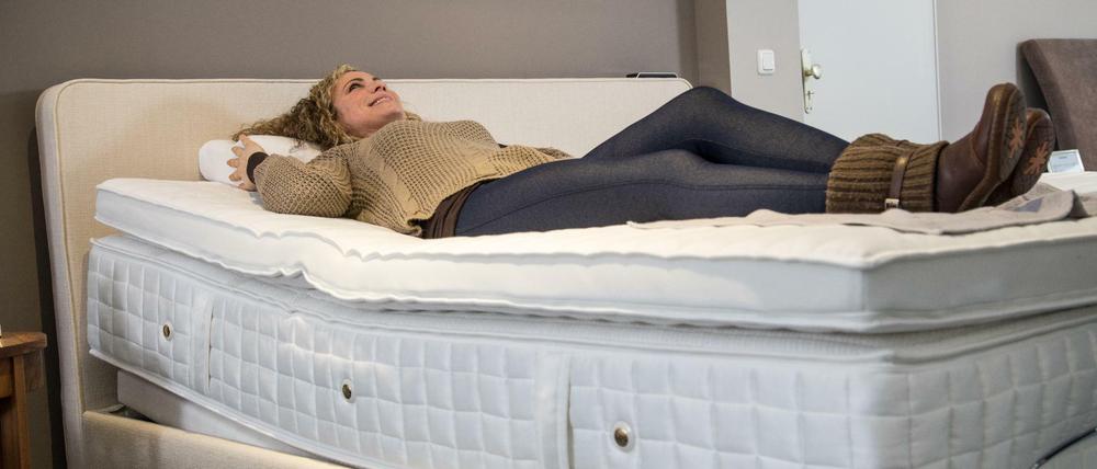 Riesiges Angebot: Der Matratzenkauf ist eine Wissenschaft für sich. Glaubt man der Stiftung Warentest, ist der Preis aber nicht das ausschlaggebende Kriterium.