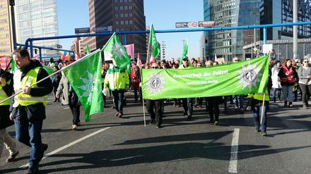 Am zweiten Tag des Warnstreiks sind alle zum Protest aufgerufen, die unter den Tarifvertrag der Länder fallen, also auch Angestellte im Polizei- und Feuerwehrdienst.