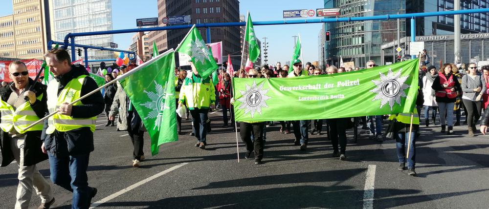 Am zweiten Tag des Warnstreiks sind alle zum Protest aufgerufen, die unter den Tarifvertrag der Länder fallen, also auch Angestellte im Polizei- und Feuerwehrdienst.