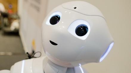Pflegeroboter Pepper steht der Messe Altenpflege 2018 in Hannover.