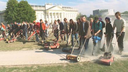 Mitglieder der Gruppe "Architopf" protestieren auf der Documenta X 1998 mit Rasenmähern gegen "geistige Kleingärtnerei".