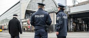 Eine Polizeistreife auf dem Alexanderplatz in Berlin. 