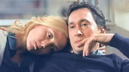 Vertrauensfragen. Louise (Evelyne Brochu) und Vincent Mercier (Grégoire Colin) sind beruflich erfolgreich, privat scheinen sich hingegen Probleme zusammenzubrauen. 